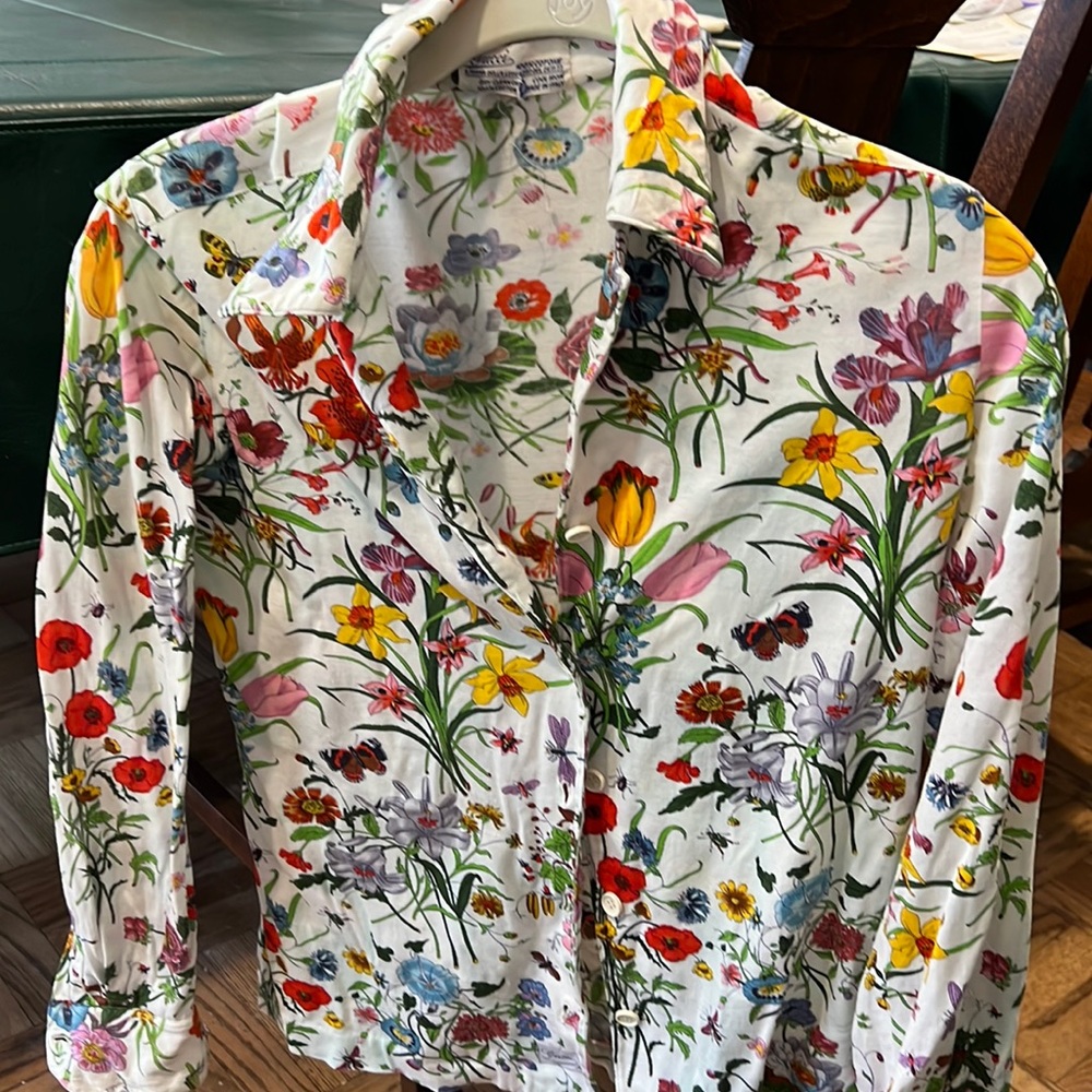 100% Gucci blouse. Can be worn also as a cover-up. Size small.